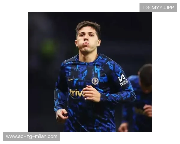 切尔西中路传球穿透使前锋获得单刀